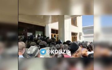 Самаркандцы разозлились на сообщения одного из местных жителей и собрались у его дома, чтобы устроить скандал 