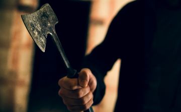 В Коканде нетрезвый мужчина ударил топором сотрудника ОВД