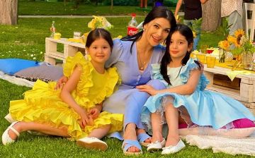 «Я сейчас этой палкой по твоим ногам ударю»: Паризода с палкой в руках запугала дочку, чтобы та выучила стих — видео