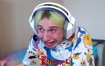 На российского блогера Дашу Корейку напали и забрызгали перцовкой – видео