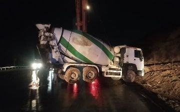 На перевале Камчик бетоновоз вылетел с дороги