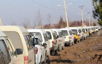 Из-за ограничений в работе газовых заправок, у метановых и бензиновых АЗС образовались огромные очереди