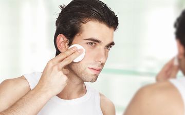 Врач считает, что мужчинам нужно пользоваться косметикой так же, как и женщинам