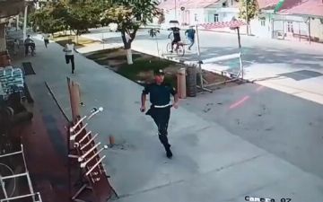 В Фергане камера видеонаблюдения засняла подозреваемого во взяточничестве инспектора ДПС