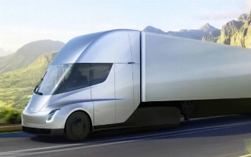 В сети показали интерьер первого электрического грузовика Tesla Semi — видео