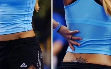 В моду вернулись тату на пояснице – фото