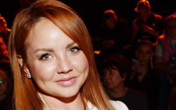 Певицу МакSим после провальных концертов застали в кальянной с бокалом алкоголя в руках