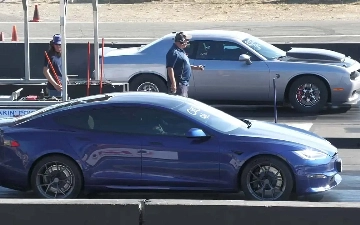 В гонке сравнили Tesla Model S Plaid против Dodge Challenger Hellcat на 1000 лошадей