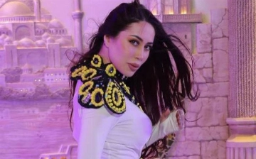 Певица Каниза показала, как едет с маленькой дочерью за рулем  