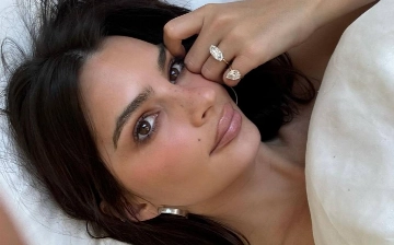 Эмили Ратаковски показала, что нужно делать с обручальным кольцом после развода