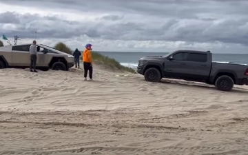 Пикап Tesla Cybertruck в очередной раз не справился с бездорожьем