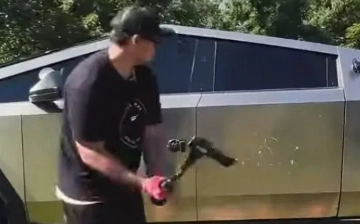 Илон Маск показал, как Cybertruck выдерживает удары топора и выстрелы с пистолета