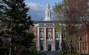 Администрация Трампа намерена лишить Гарвард грантов еще на $450 млн