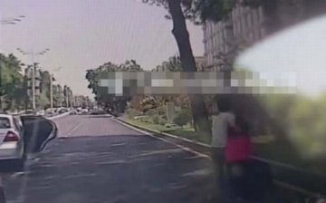 В центре Ташкента девушка выпрыгнула из машины на проезжую часть