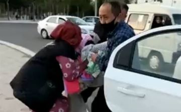 Глава ГНК Узбекистана прокомментировал видео, на котором налоговики протащили уличных продавщиц по земле 