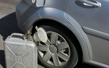 Как действовать, если на дороге пробило бензобак?
