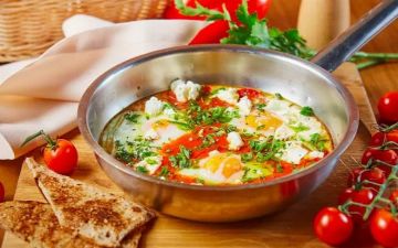 Рецепт шакшуки с хрустящими тостами на завтрак 