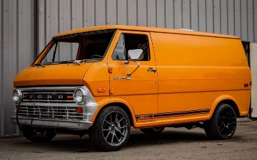 Старенькому фургону Ford E-100 установили двигатель, аккумулятор и другие детали от Tesla Model 3 Long Range