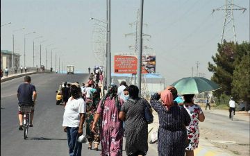 Толпы каршинцев отправились на работу пешком