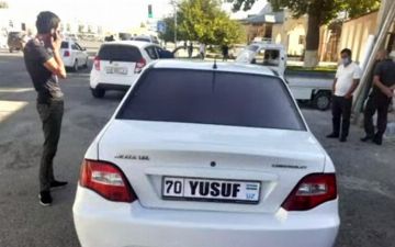 В Кашкадарьинской области мужчина наклеил на автомобиль свое имя вместо номера и был оштрафован