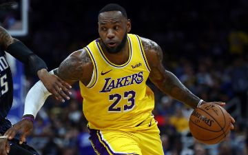 Карточка с автографом Леброна Джеймса продана на аукционе по рекордной цене