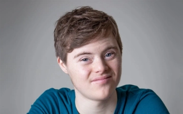 Ноа Мэтьюз стал первым актером с синдромом Дауна, снявшимся в фильме Disney