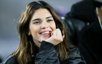 Кендалл Дженнер вспомнила о своем эпичном фэйле и стала огурцом