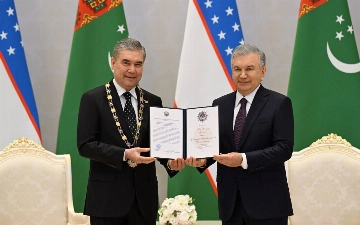 Шавкат Мирзиёев наградил Гурбангулы Бердымухамедова орденом «Олий Даражали Дустлик»