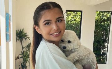 «Ты как живой»: Марьям Тилляева впервые увидела памятник дедушки в Москве — фото