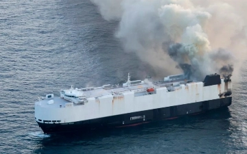 В Тихом океане загорелось судно с 3 000 автомобилей