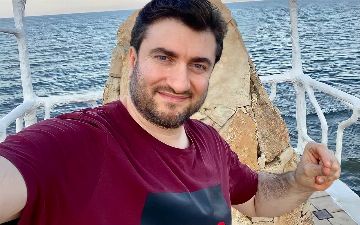 В Ташкент с визитом прилетел армянский певец и автор песни «Девочка, стоп!» Арсен Шахунц - видео