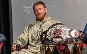 Минееву подарили породистого коня за победу в бою с Исмаиловым 