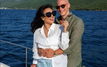 Муниса Ризаева отправилась на длительный отпуск с супругом