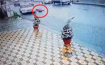 В Фергане водитель «Ласетти» сбил мать и переехал ребенка на переходе (видео 18+)
