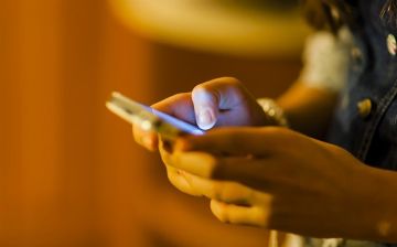 Девочки раньше мальчиков начинают страдать от влияния соцсетей — исследование