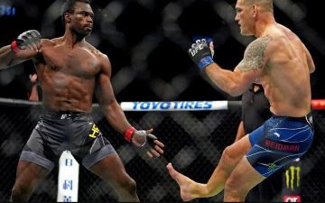 Экс-чемпион UFC Крис Уайдман сломал ногу на 17 секунде в бою с Юрайей Холлом – видео (18+)  