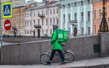 В Петербурге мигрантам запретили работать курьерами