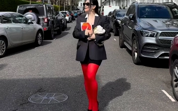 Луиза Расулова составила образ с трендовыми красными колготками
