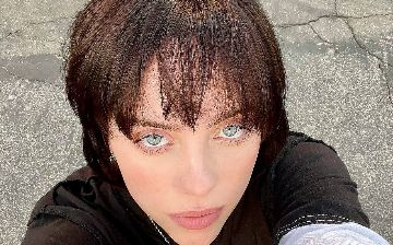 Резко похудевшая Billie Eilish появилась в непривычной для нее облегающей мини-юбке<br>