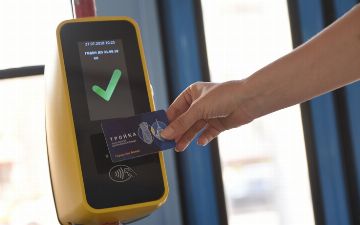 Узбекистанцы обменяют наличку на электронные карты в автобусах