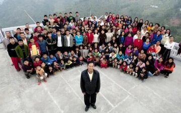 Глава самой большой семьи в мире умер в Индии. У него было 39 жен, 89 детей и 36 внуков