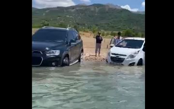 В Чарваке отдыхающие решили «искупать» свои автомобили