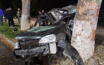 В Ташкенте молодой парень не справился с управлением и насмерть врезался в дерево