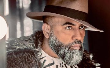 Певец San Jay бесплатно раздает дрова нуждающимся