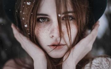 Косметолог ответил, почему появляются веснушки, как от них избавиться и стоит ли?