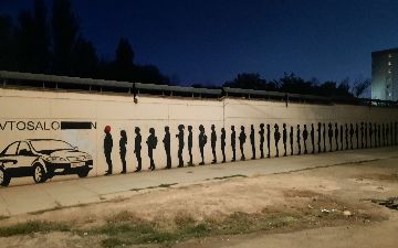 Сотрудники благоустройства пытались замазать творение «узбекского Бэнкси», посвященное монополии на автомобильном рынке