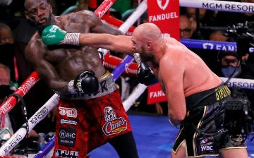 Уайлдер сломал руку в проигранном поединке с Фьюри<br>