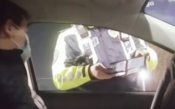 Инспектор ДПС отпустил автоблогера, двигавшего по встречной полосе и поплатился