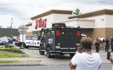 Американец с символикой Брейвика в прямом эфире расстрелял людей в супермаркете — видео (18+)