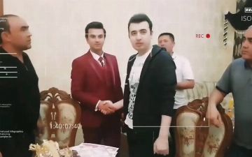 Почему Шохджахон Джураев решил бесплатно выступить на свадьбе в Намангане? - видео